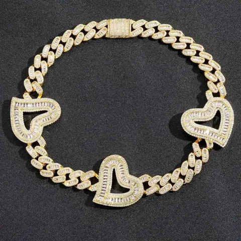 Catalog photo: Heart-link curb chain with square stones